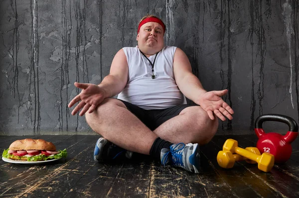 Uomo obeso non può decidere se allenarsi o mangiare — Foto Stock