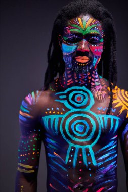 Genç adam ultraviyole vücut sanatı ile bulanık