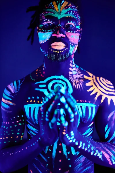 Mann hat fluoreszierendes Make-up und Körperkunst — Stockfoto