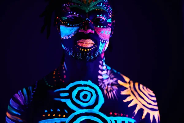 Hombre negro con bodyart fluorescente. plano de estudio — Foto de Stock