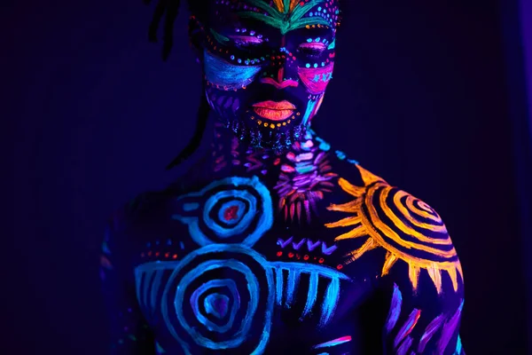 Ruhiger afrikanischer Rüde mit UV-Körperkunst — Stockfoto