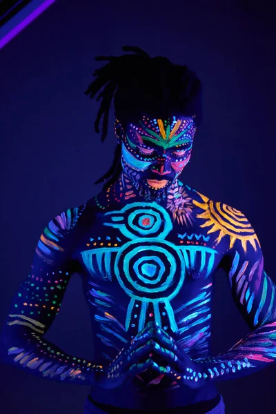 Černoch s fluorescenčním bodyartem. studio shot — Stock fotografie