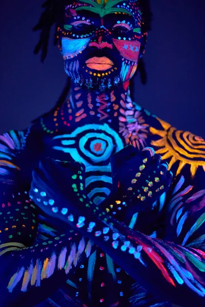 Pohledný africký muž s fluorescenčními potisky na těle — Stock fotografie