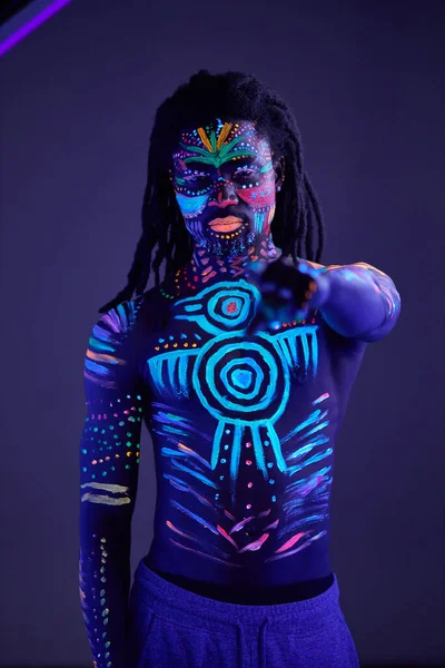 Maschio africano con body art fluorescente — Foto Stock