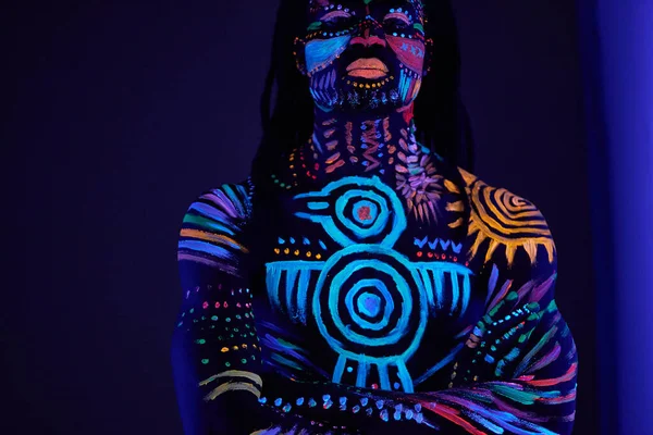 Macho muscular forte coberto com arte corpo luminescência fluorescente — Fotografia de Stock