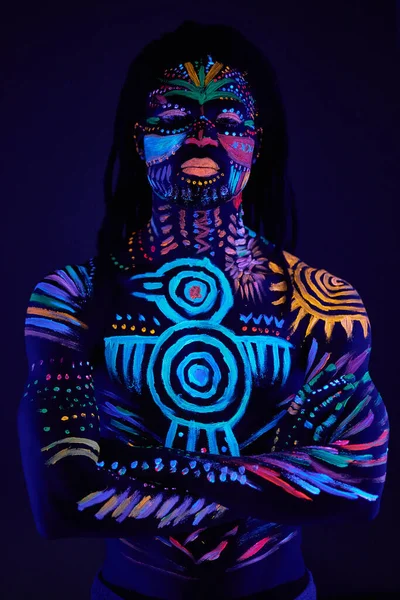 具有荧光身体艺术的非洲男性 — 图库照片