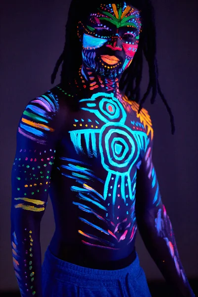 Hombre africano guapo con impresiones fluorescentes en el cuerpo —  Fotos de Stock