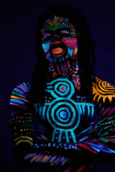 Modieus mannelijk model met fluorescerende UV body art — Stockfoto