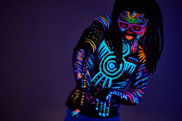 Brillante arte del corpo UV, vernice fluorescente, ballerino uomo in occhiali da sole — Foto Stock