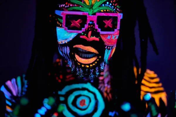 Ritratto ravvicinato di dj dancer con trucco luminescente — Foto Stock