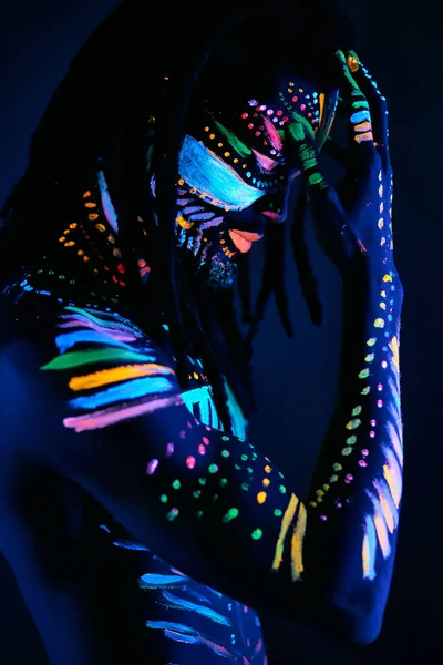 Fantastische geheimnisvolle Männchen mit UV-Körperkunst — Stockfoto