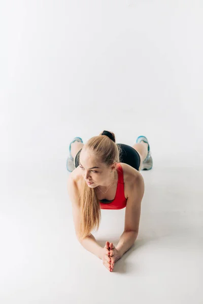 Atleta rubia está practicando press ups con los codos — Foto de Stock