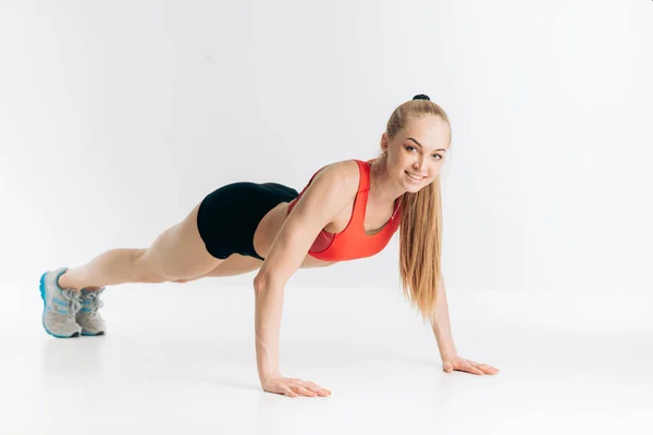 Positivo rubia deportista está posando a la cámara — Foto de Stock