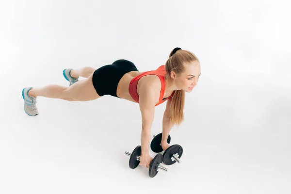 Motivada chica en forma activa haciendo ejercicio de presión en el suelo — Foto de Stock