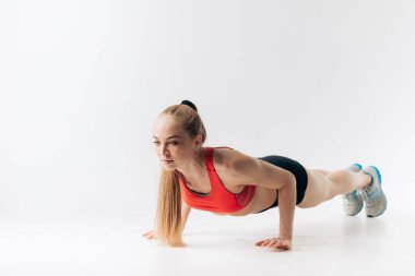 Güzel ve hoş bir kız spor salonunda vakit geçiriyor.