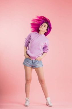 Menekşe rengi saçlarıyla şampuanının reklamını yapan havalı kız