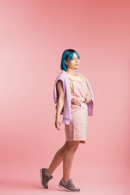 Güzel kız yürüyüşe çıkıyor.