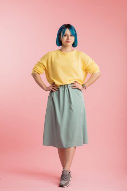 Eski moda bir stil ve spor stili karışımı.