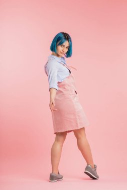 Pembe elbiseli güzel bir kadın.