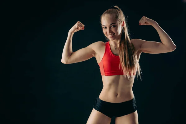 Ισχυρή ευτυχισμένη αθλήτρια εκτελεί bodybuilding θέτουν — Φωτογραφία Αρχείου