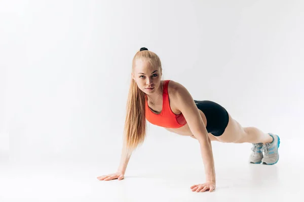 Joven impresionante esbelta chica está haciendo fitness —  Fotos de Stock