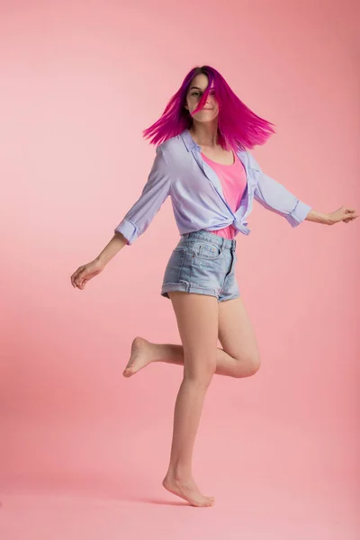 Menina bonita regozijando-se em colorir seu cabelo — Fotografia de Stock