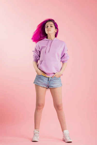 Chica impresionante en ropa de moda con el pelo púrpura soplado — Foto de Stock