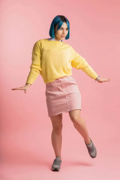 Pretty fashion girl gets pleasure from unusual dance — Stock Photo, Image