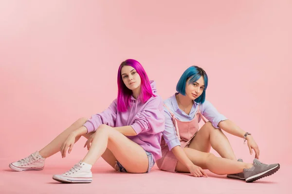 Dvě krásné dívky sedící spolu na podlaze — Stock fotografie