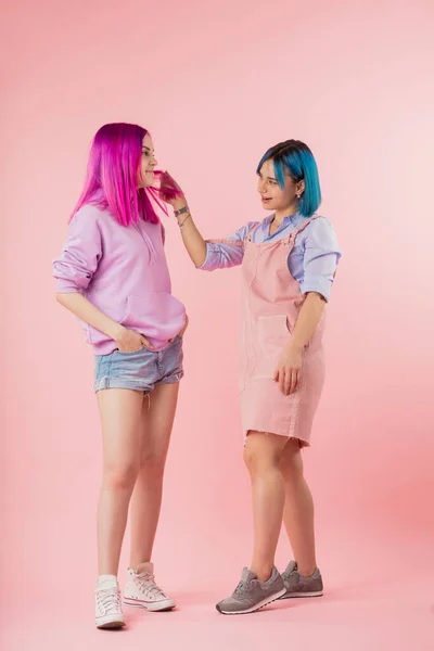 창의적 인 두 소녀가 자신들의 헤어 스타일을 즐긴다 — 스톡 사진