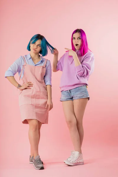 Sfrustrowane dwie dziewczyny nie lubią ich farbowane włosy — Zdjęcie stockowe