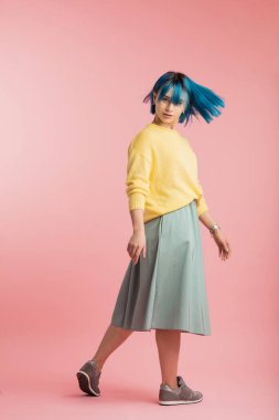 Havalı model saç modelini gösteriyor.