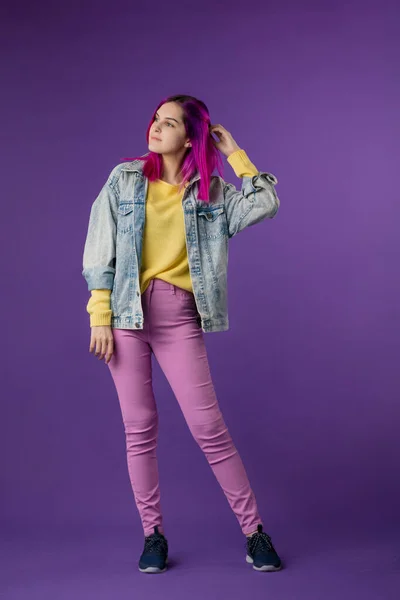 Menina bonito pensativo em jaqueta jeans, camisola amarela e jeans — Fotografia de Stock