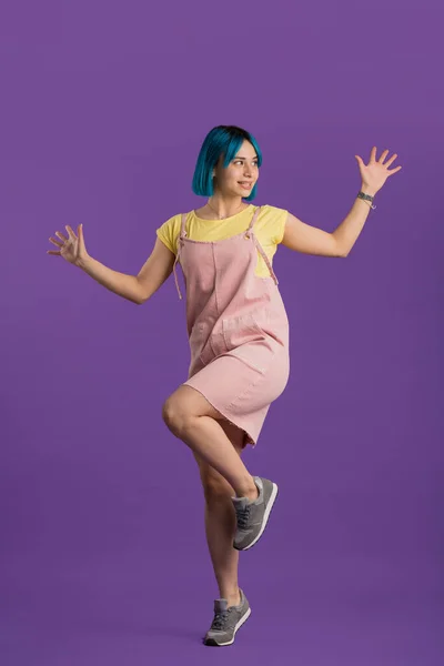 Chica elegante saltando con expresión de cara feliz . —  Fotos de Stock