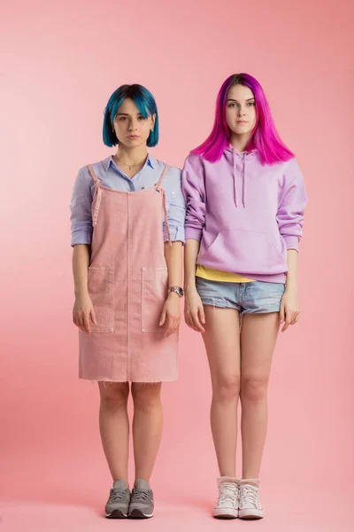 Две потрясающие творческие девушки, стоящие на месте — стоковое фото