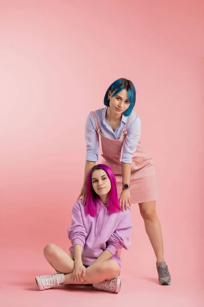 Duas meninas bonitas arent medo de experimentos de moda . — Fotografia de Stock