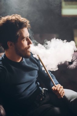 Hoş bir adam hiçbir şey düşünmez.