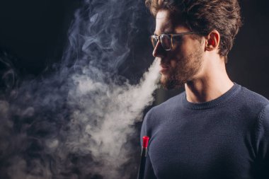 Burnundan duman çıkan havalı adam.