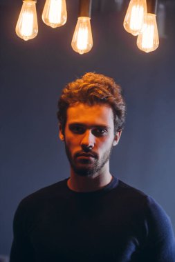 Kameraya poz veren beyaz, çekici bir adam.