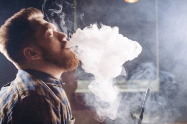 Sigara içen genç harika adam.