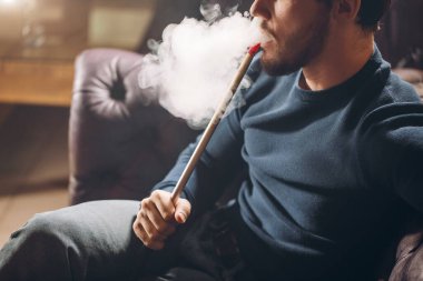 Yan görünüm kırpılmış fotoğrafı kapat. bağımlılık kavramı.