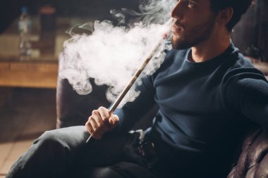 Genç havalı adam lüks hayatın tadını çıkarıyor.