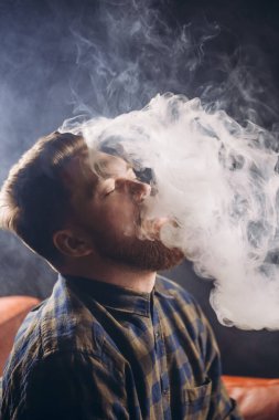 Delikanlı stresten sonra sinirlerini yatıştırıyor.