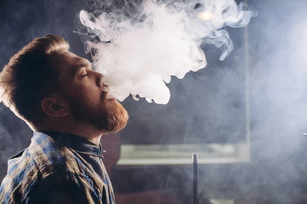 Cara bonito é saborear fumar no bar — Fotografia de Stock