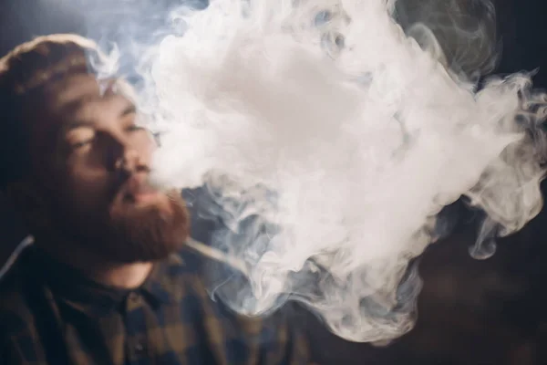 Joven drogadicto en el humo — Foto de Stock