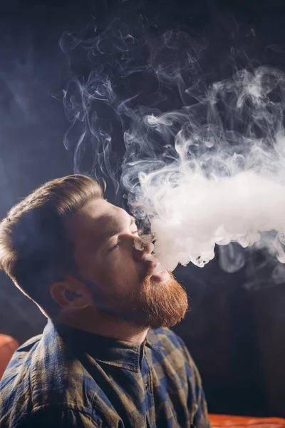 Carefree guy is besotted by the hookah — Stock Photo, Image