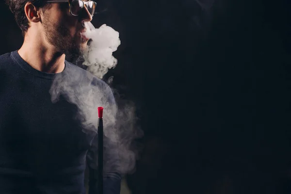 Atractivo hombre exhalando humo de la nariz — Foto de Stock