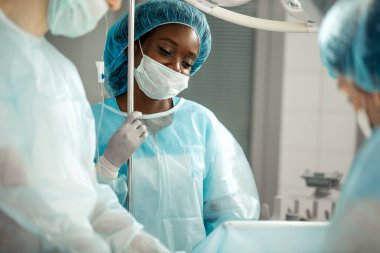 İyi görünümlü harika hemşire işini seviyor.