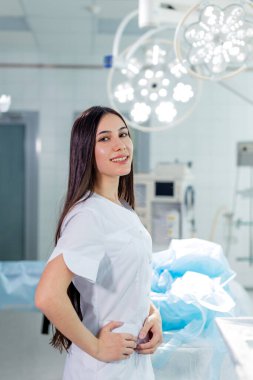 Kameraya poz veren sevimli bayan doktor.