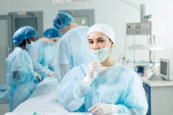 Enfermera joven cansada en gorra y mascarilla — Foto de Stock